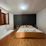 Leut Apartman Pisak